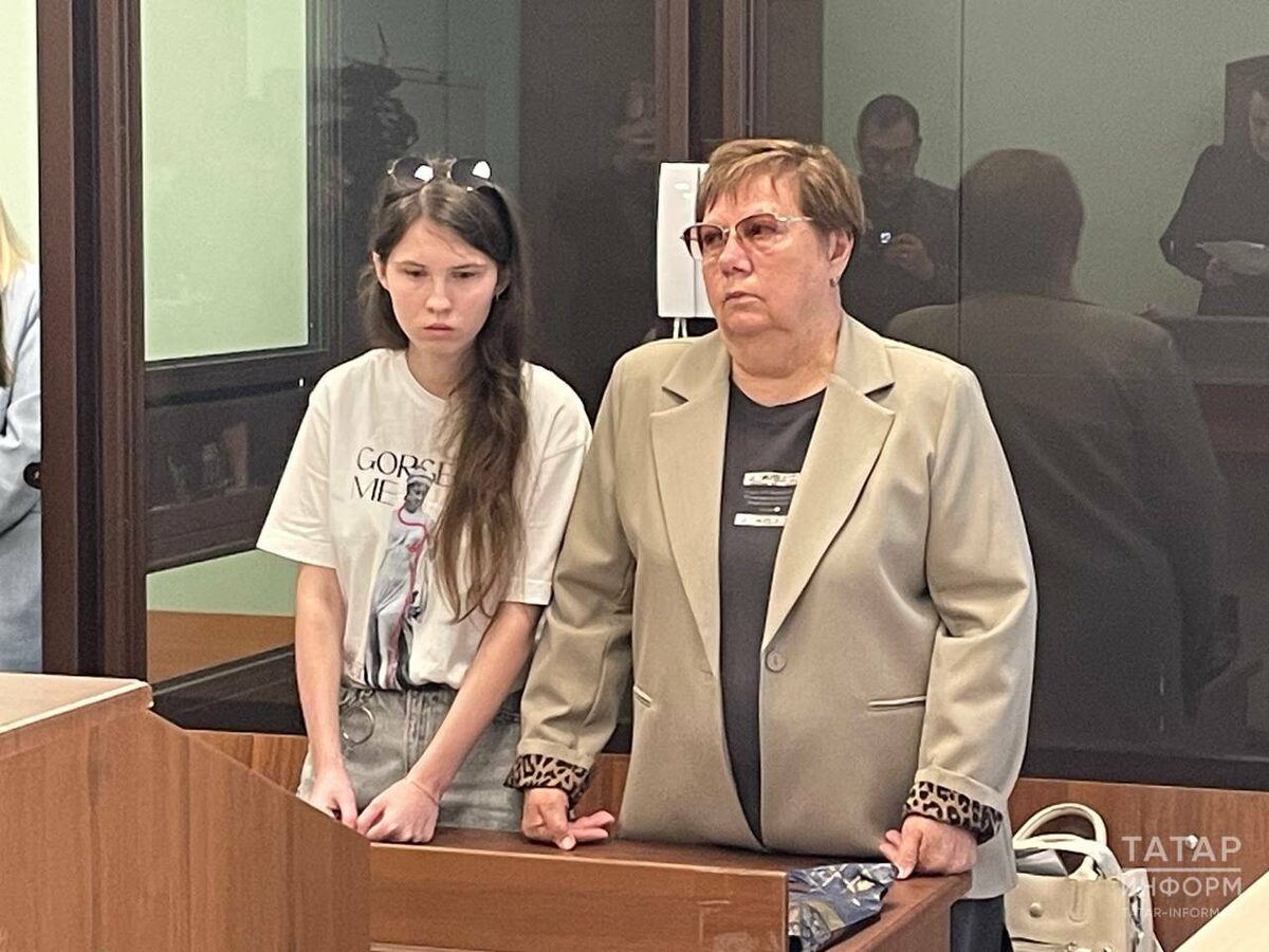 Эвелина Якупова с адвокатомФото: Дмитрий Шатров\ «Татар-информ»