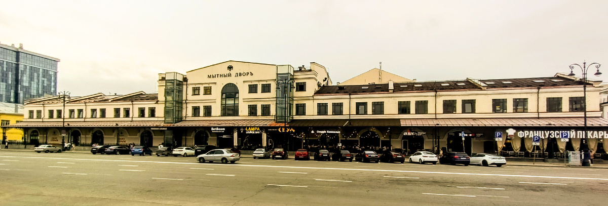 Город Екатеринбург, улица 8 Марта, ТЦ "Мытный Двор"