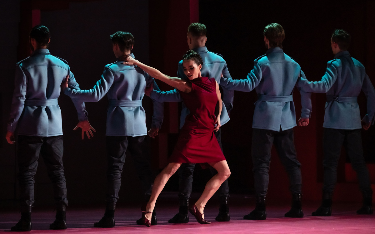 Кармен в моей голове. сцена из спектакля. Фото с официального сайта "Новой оперы"