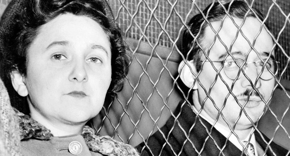    Этель и Юлиус Розенберги после оглашения обвинительного приговора. Roger Higgins / Публичное достояние