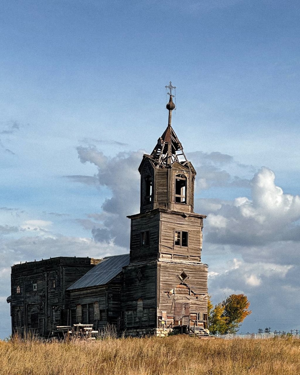 Одинокая церковь Михаила Архангела в селе Павловка 