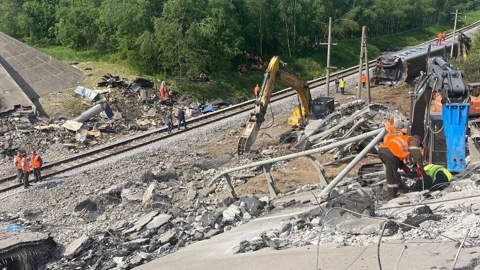    Работы на месте ЧП в Брянской области продолжаются, но железнодорожное сообщение уже восстановили. Фото: телеграм-канал Александра Богомаза