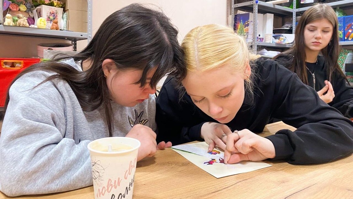    Участницы инклюзивной творческой мастерской для молодых людей с особенностями развития в городе Шахты Ростовской области. Фото: АНО «Финист»