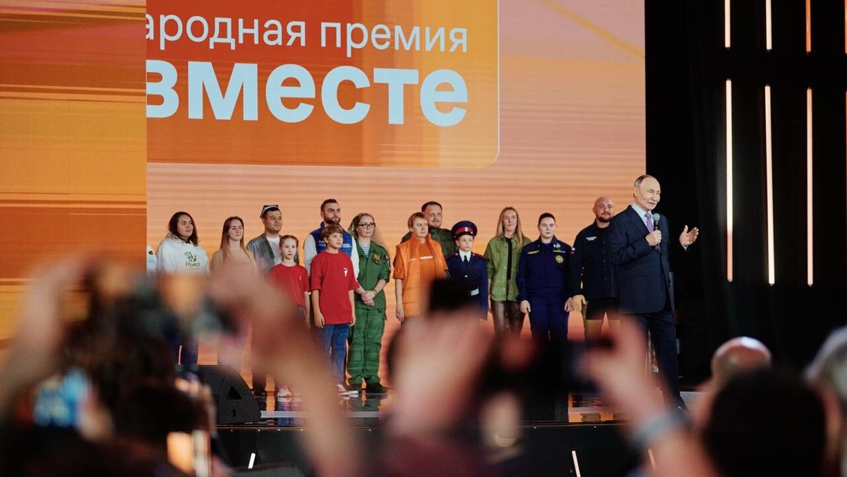    Президент России Владимир Путин награждает победителя в номинации «Волонтёр года». Фото: Добро.рф