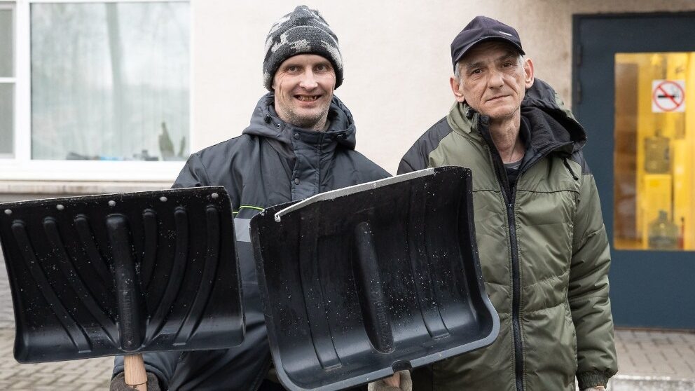    Подопечные «Тёплого приёма» убираются на территории реабилитационного центра. Фото: из архива приюта