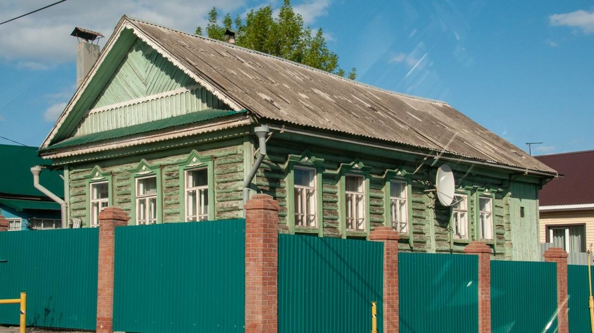    Глухой забор можно установить со стороны улицы. Фото: Svetlana Vozmilova / www.globallookpress.com