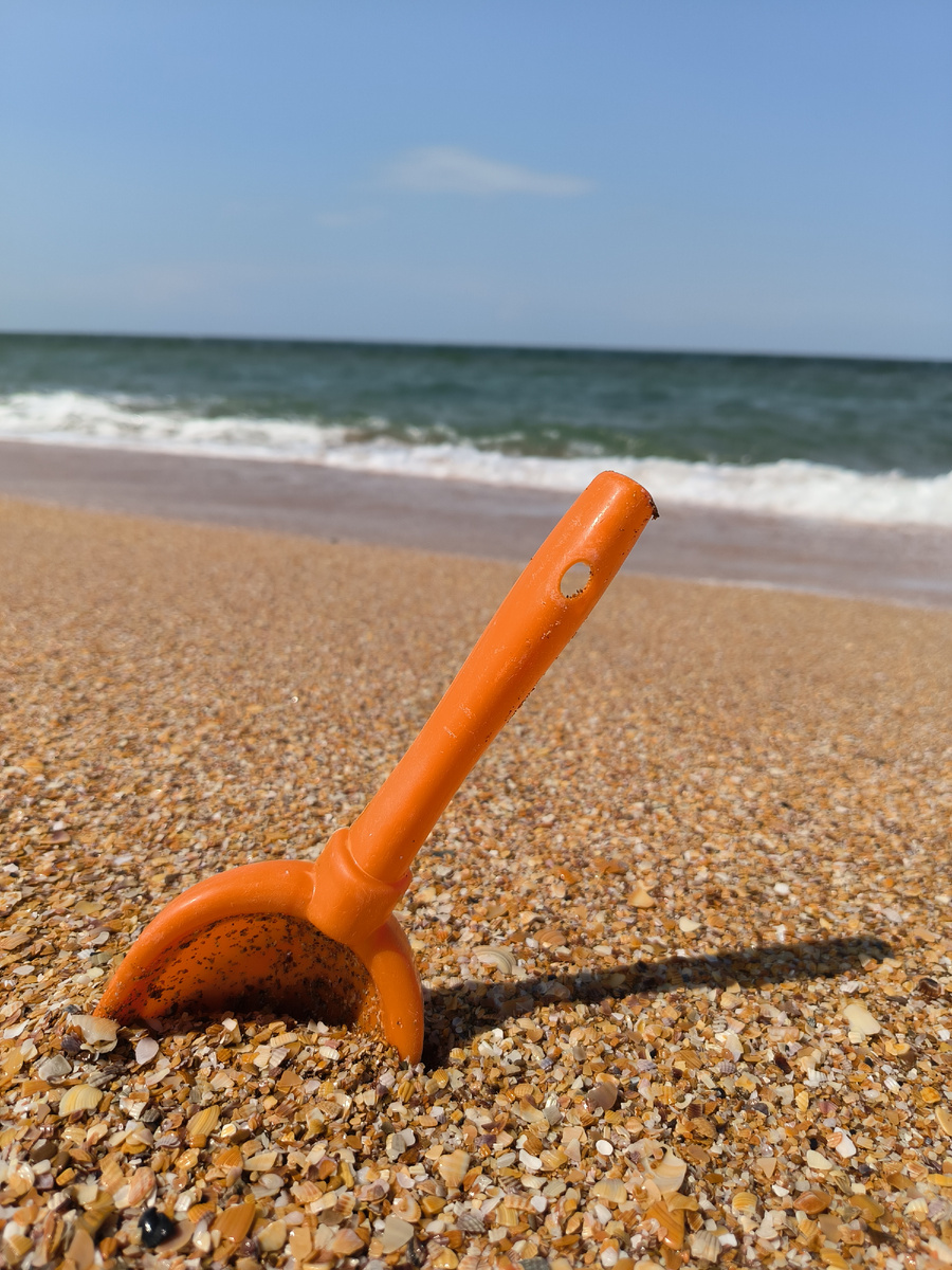 Нашла на пляже лопатку, оставила для какого нибудь карапуза