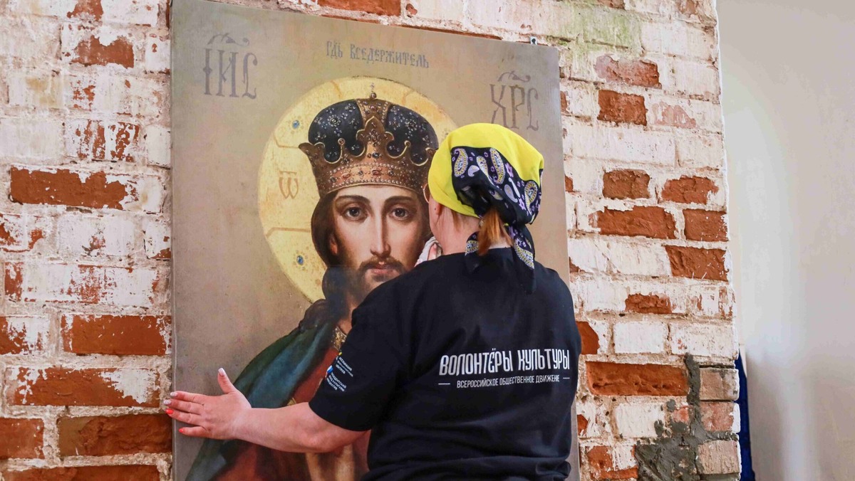    Волонтёры провели уборку на территории обители и в храме. Фото: региональное отделение движения «Волонтёры культуры» в Архангельской области