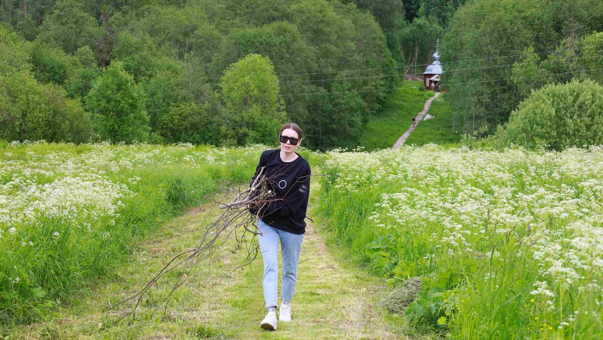    Дорогу от храма до часовни расчистили. Фото: региональное отделение движения «Волонтёры культуры» в Архангельской области