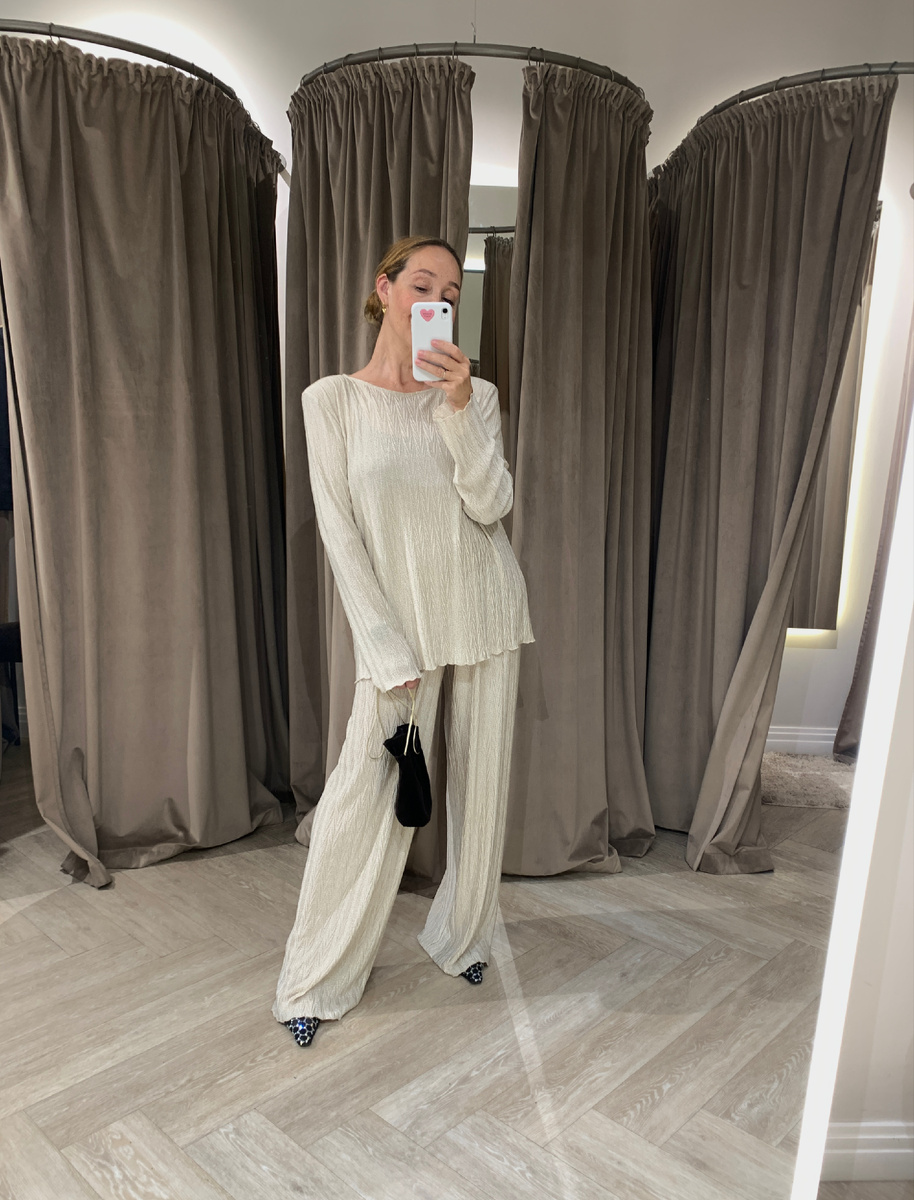 Этот костюм из струящейся ткани с золотистой нитью я сначала не хотела примерять, но подруга уговорила. В итоге он прекрасно на меня сел и вытянул силуэт. Если дополнить аксессуарами, можно и на выход