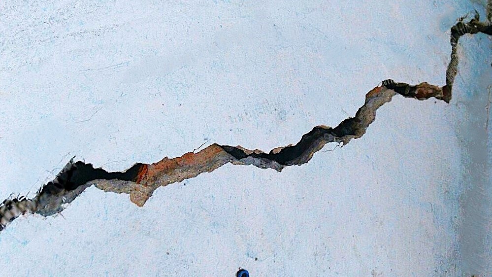 Трещина, шириной в ладонь.
