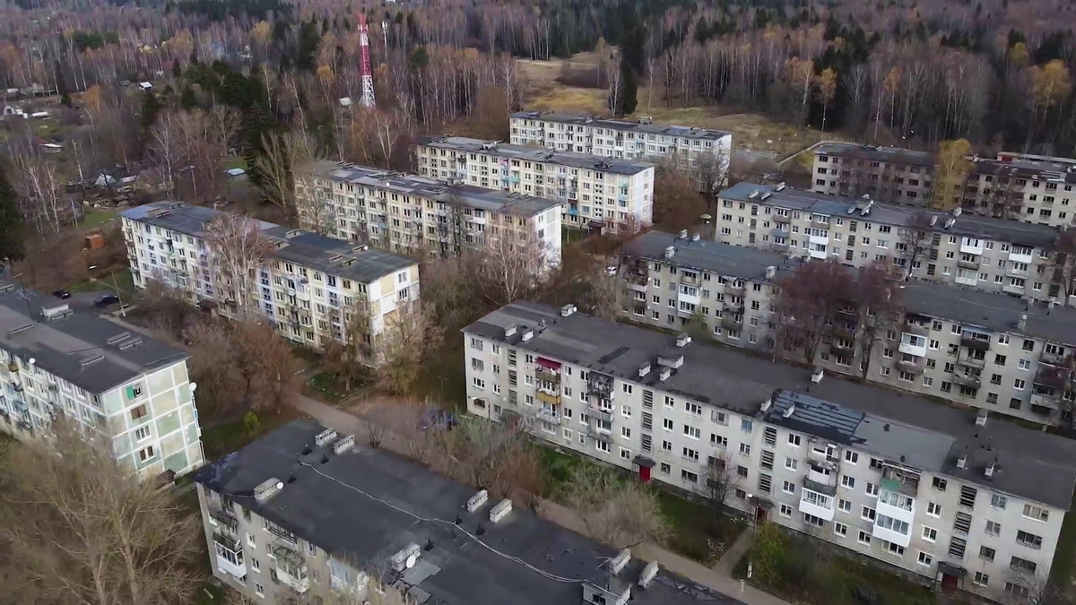 Впервые о городке Сергиев Посад-15 я узнал из одного фотоотчёта, найденного в сети, а также взял оттуда эту и ещё пару фоток для наглядности. Автор той статьи выбрал для своего путешествия более мрачное время года, поэтому у него смотрится всё ещё более печально и уныло, чем у меня на фотках и видео ниже.