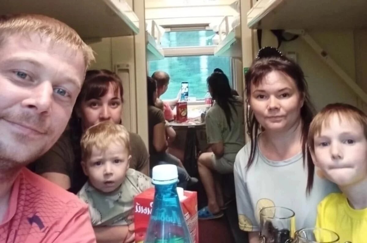    Камеру держит Гриша, сзади сидят его супруга Зуля и сын Лёва, а справа на фотографии – Елена и её сын Миша