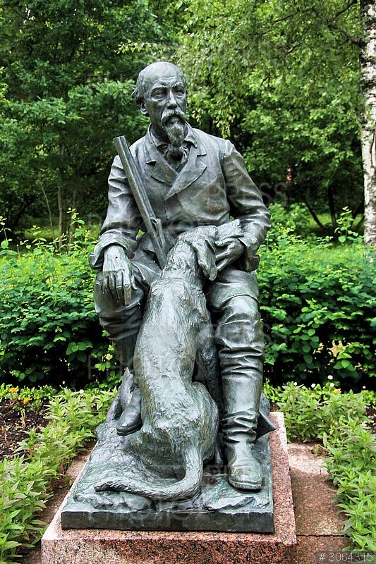 Памятник Некрасову и его любимому псу по кличке Кадо.