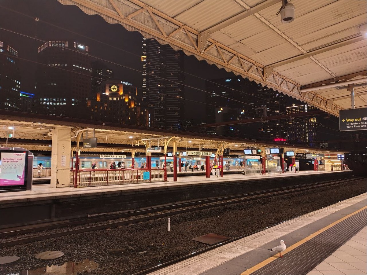 Вот здесь, на станции Флиндерс началось наше путешествие. Мельбурн светится в темноте.