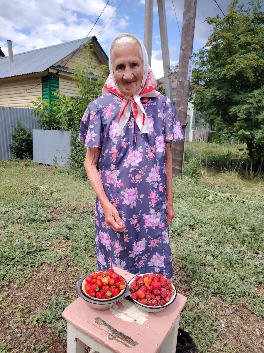 200 рублей я потратила на ягоду, которую она продавала. Как не купить ягоды у 97 летней хозяюшки, которая сама ее вырастила и собрала?)