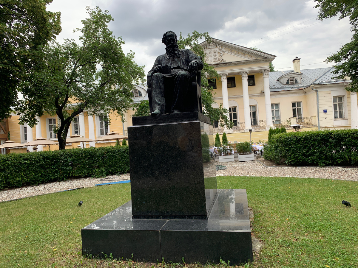  Памятник  Л. Н. Толстому