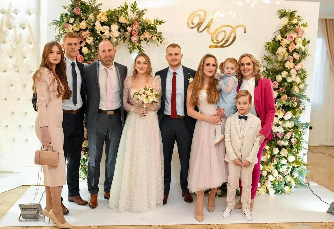    Даниил с девушкой Вероникой, отцом Эдуардом, старшим братом-хоккеистом Ильёй, его женой Дианой, старшей сестрой Юлией Мейер, её дочкой Эмилией, младшим братом Львом и мамой Галиной