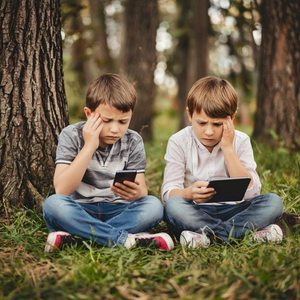 Дети поглощены экранами смартфонов и планшетов, теряя связь с окружающим миром и реальной жизнью.