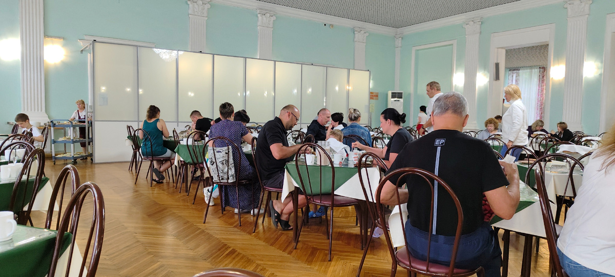 Общий зал в столовой санатория