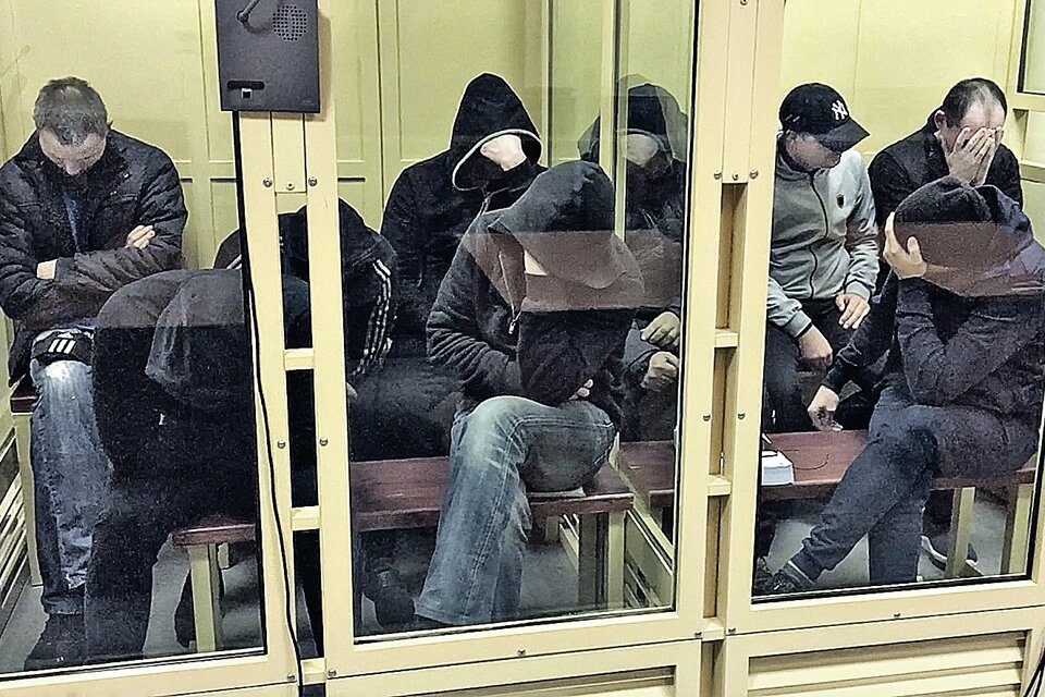 В аквариуме суда 9 человек. Обвиняют их по пяти уголовным статьям. Наказания по ним - от 8 до 20 лет тюрьмы. Фото: Александр РОГОЗА