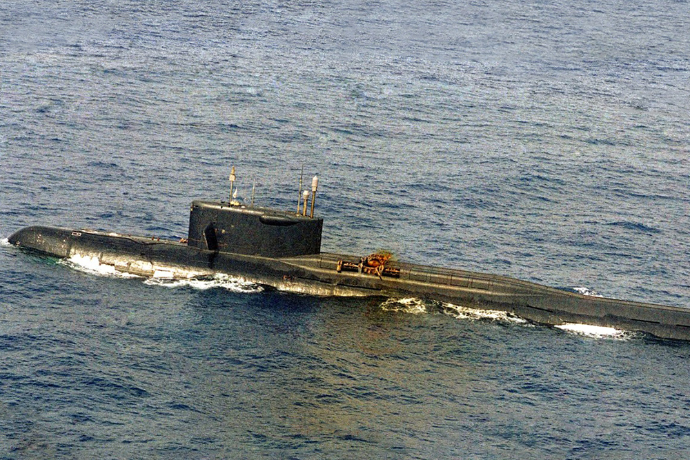 К-219. 4 октября 1986 года в газете «Правда» было опубликовано короткое сообщение ТАСС: «Утром 3 октября на советской атомной подводной лодке с баллистическими ракетами на борту в районе примерно 1000 км северо-восточнее Бермудских островов в одном из отсеков произошёл пожар. Экипажем подводной лодки и подошедшими советскими кораблями производится ликвидация последствий пожара. На борту подводной лодки есть пострадавшие. Три человека погибли. Комиссия пришла к выводу, что опасности несанкционированных действий оружия, ядерного взрыва и радиоактивного заражения окружающей среды нет». На самом деле погибли четыре человека, а впоследствии скончалось еще четверо моряков. Через два дня лодка затонула в Атлантическом океане на глубине 5500 метров.