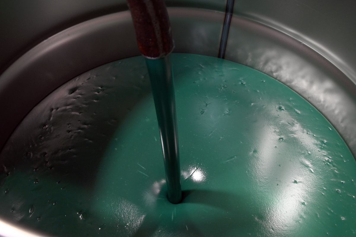 Это вовсе не арт-яблоко, как может показаться. Вот таким способом из трубы под давлением наполняется на производстве бочка только что сваренной консистентной смазкой CUPPER SS EP2.