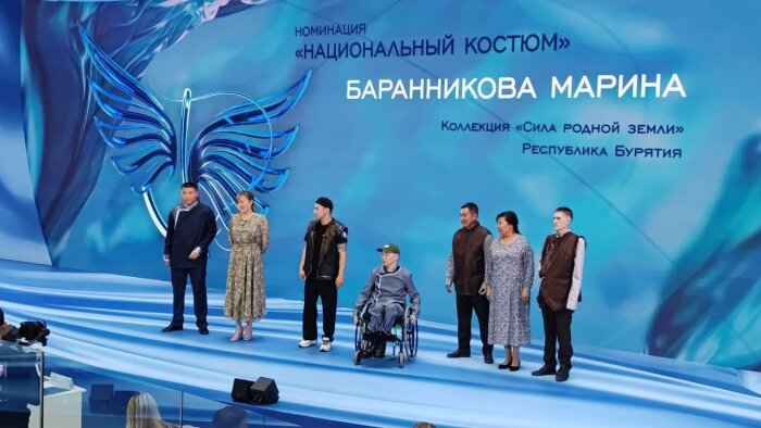 На конкурсной сцене Марина с соратниками и моделями / Фото: телеграм-канал Алексей Цыденов