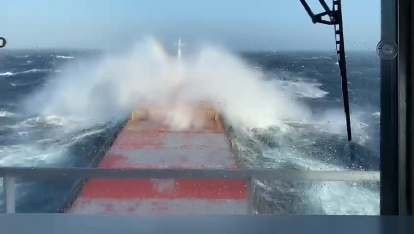 Идёт волна – держитесь все: малыша-"костера" так просто не возьмёшь!