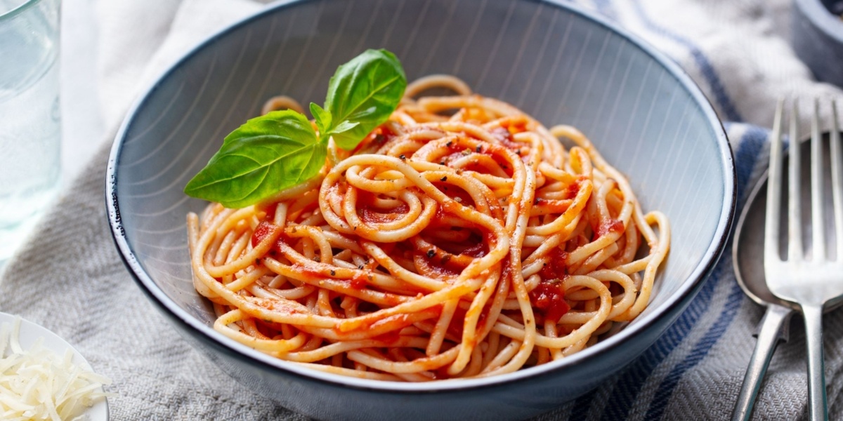 Источник: https://lifehacker.ru/recipe/spagetti-s-tomatnym-sousom/?_x_tr_sl=ru&_x_tr_tl=uk&_x_tr_hl=uk&_x_tr_pto=sc