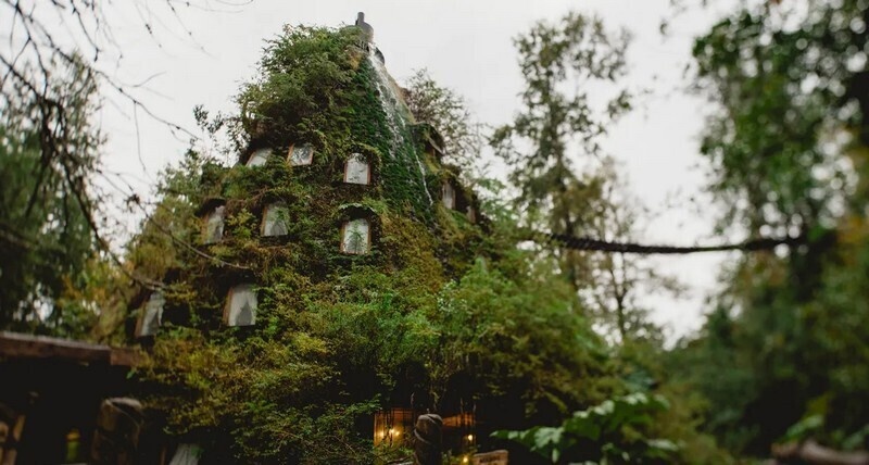    14 фото из потрясающего отеля в Чили, который выглядит как гора с водопадом