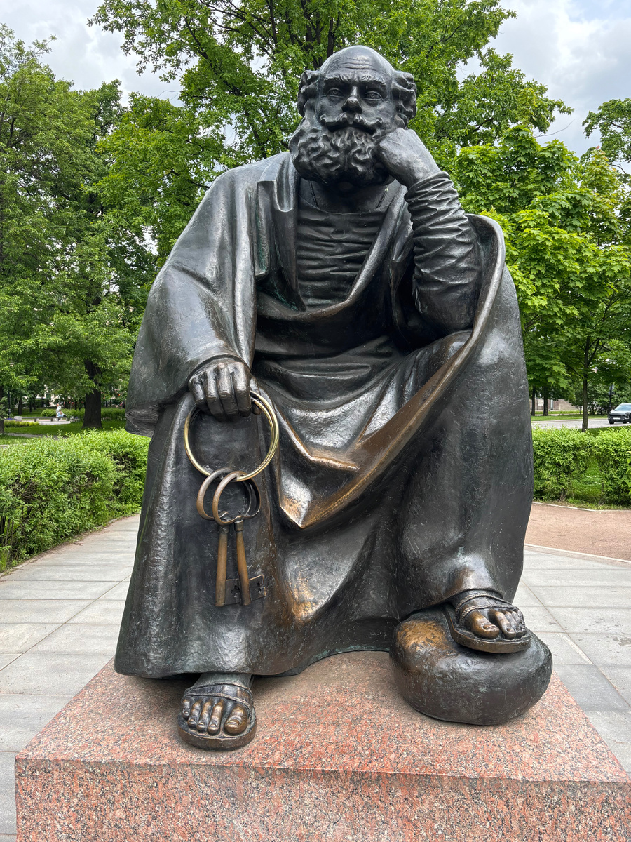 Апостол Петр (ключи с памятника периодически воруют нехорошие люди…)