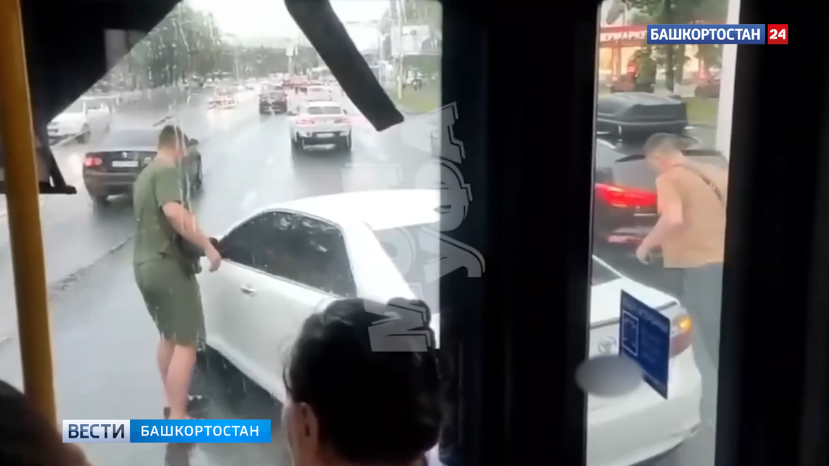    Уфимцы пожаловались на устроившего конфликт на дороге водителя Camry с «блатными» номерами