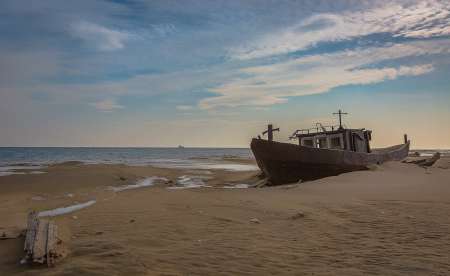 Друзья, сегодня хочу Вам рассказать о своей экспедиции к северокорейским шхунам. Приморский край давно стал местом, где берега усеяны деревянными шхунами из Северной Кореи. Эти лодки, выброшенные штормами и течениями, создают необычную картину — настоящий «кладбище кораблей» на границе России, Китая и КНД