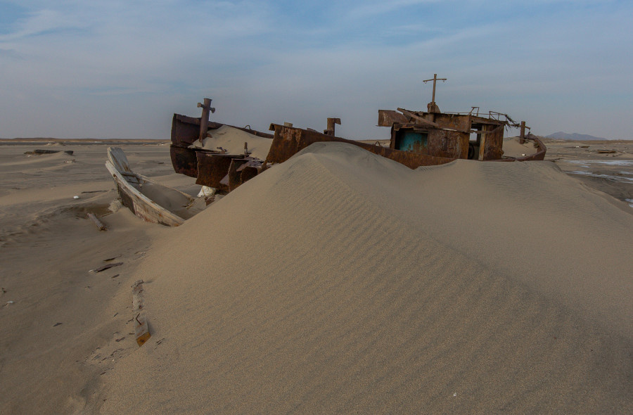 Дорога к «кладбищу кораблей» оказалась непростой: разбитая колея вдоль колючей проволоки, песок, чайки над головой и ощущение, будто ты находишься на краю земли. Проехать сюда можно только на достаточно подгатовленном внедорожнике, особенно зимой, ранее был там в зимний период ( публиковал статью ), когда всё замерзло, а летом дорога превращается в болото