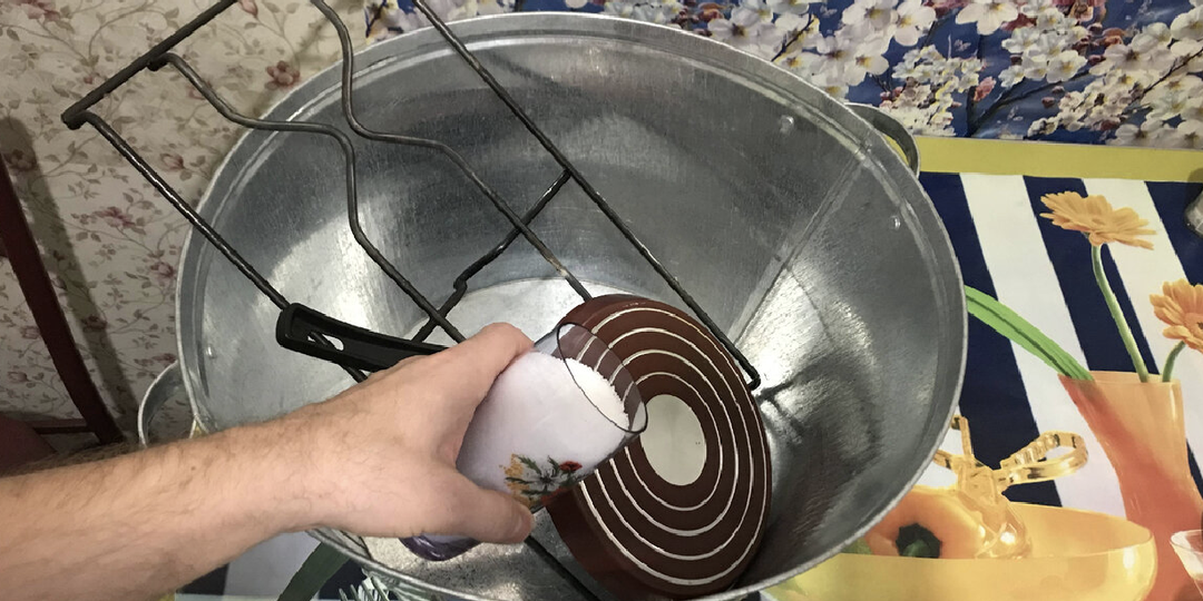 Нашел способ "2 стакана", который хорошо чистит сковороду, посуду от нагара и жира