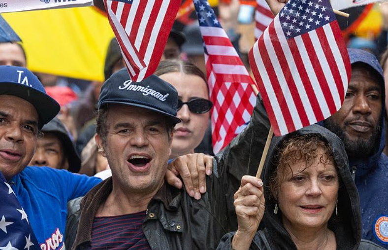 Марк Руффало и Сьзен сарандон на протестах