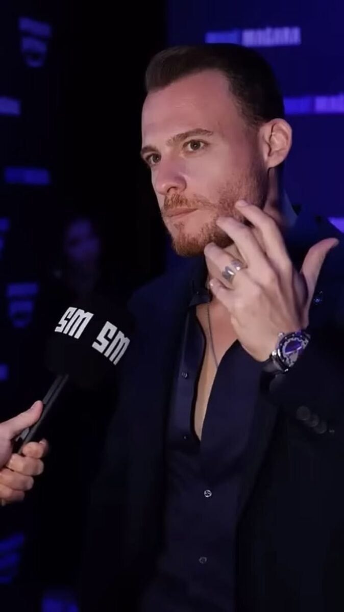 Керем Бюрсин стал настоящей сенсацией после выхода сериала «Постучись в мою дверь». История любви богатого и властного Серкана Болата и простой девушки Эды завоевала сердца миллионов зрителей.Несмотря на то, что персонаж Керема далек от идеала и даже порой демонстрирует абьюзивное поведение, харизма актера, его безупречная внешность и химия с партнершей по съемочной площадке Ханде Эрчел (с которой у него завязался роман) сделали Серкана Болата культовым персонажем. Керем продолжает активно сниматься в кино и сериалах, в том числе для платформы Amazon Prime Video.