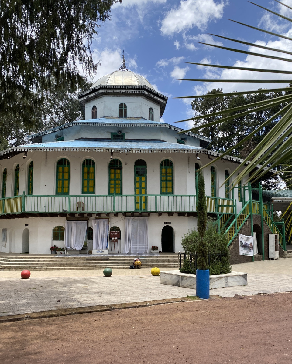 Церковь архангела Рагуила и ветхозаветного пророка Илии (Entoto St.Raguel and St.Elias Church), построена в 1887г. по велению Менелика II (главного народного героя страны, основателя Аддис-Абебы).