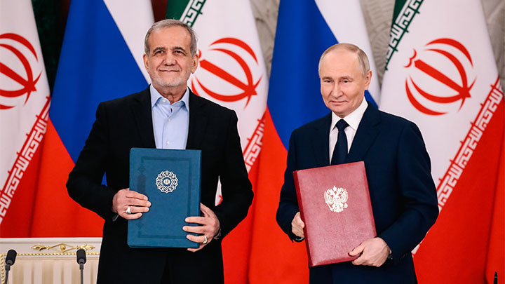    Масуд Пезешкиан и Владимир Путин во время подписания Соглашения о всеобъемлющем стратегическом партнёрстве между Россией и Ираном. Фото: Roman Naumov/URA.RU/Global Look Press