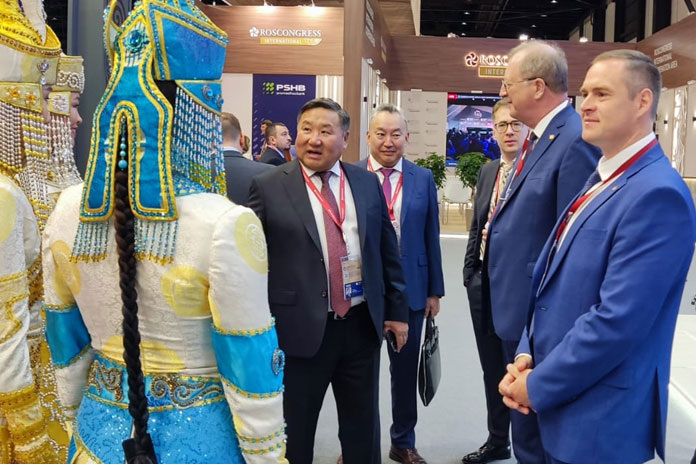    Глава Республики Тыва Владислав Ховалыг (в центре) 18 июня первым из сибирских губернаторов прибыл в расположение «Большой Сибири». Фото автора