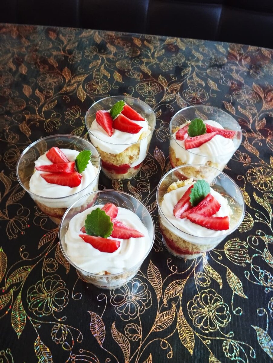 А это сестренка меня дразнит вкусняшками, хозяюшка моя))))Интересно, это загрузилось с первой попытки🤗