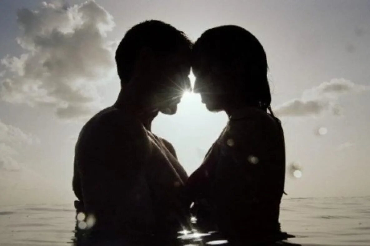 В темноте ночи, ты мой свет,  
Словно звезда среди мрачных комет,
С каждым шагом ближе, я чувствую жар,  
Ты — моя половина, мой главный дар.
 
Сердца бьются в такт, когда ты рядом, в голове бардак
Ты мой путь, моя муза,
С тобой не страшны ни грозы, ни слезы.
В этой игре где чувства на весах,
Я буду с тобой, даже если мир не в наших руках.
 
Помню, как встретились,  
Словно в фильме, где чувства расцвели,  
Каждый день с тобой — о будущем мечтали,  
Мы пишем историю, не оставляя следов,
Наконец то с тобою, вырвались с оков.

Сквозь трудности, вместе, не сдаёмся,  
Ты мой полный стакан, когда мир пустой,  
В ритме жизни, в каждом слове,  
Ты мой хип-хоп, моя любовь, моя основа.

Так давай , держаться крепче, мы не одни,  
Вместе на волне, как в ритме весны,  
Любовь — наш трек, пусть играет вечно,  
Ты и я навсегда, в этом мире бесконечном.