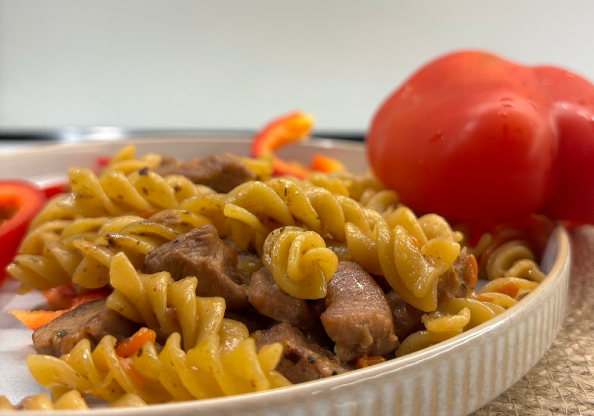 Макароны напитываются не просто подсоленной водой из кастрюли, а мясным бульоном со специями. Это им придает особый вкус и аромат. Попробуйте приготовить!