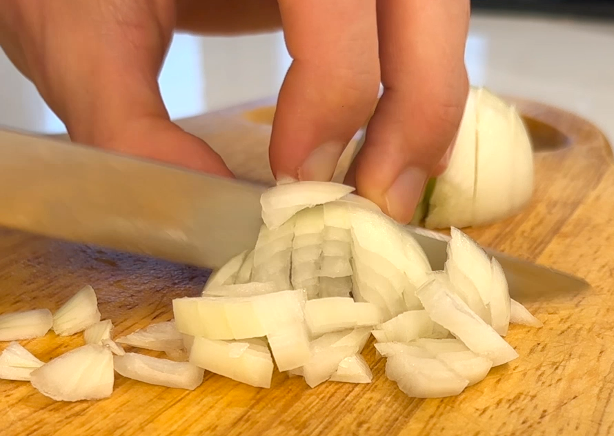 Лук нарезаем кубиком либо полукольцами. При приготовлении он практически растворяется и кусочки не чувствуется