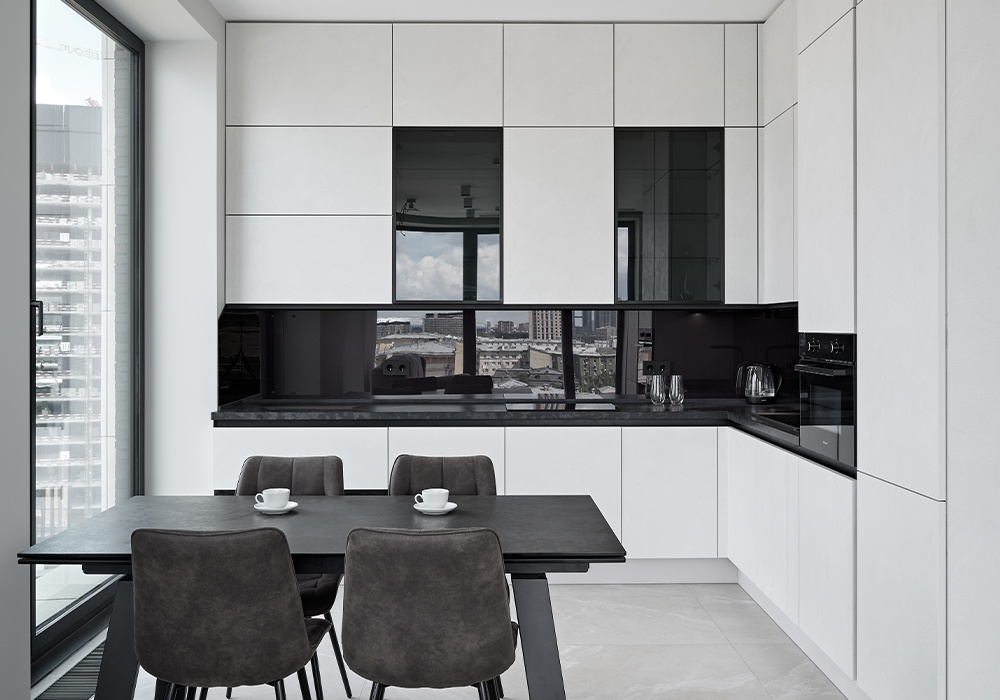 Элегантная и вместительная - современный минимализм в белой кухне.