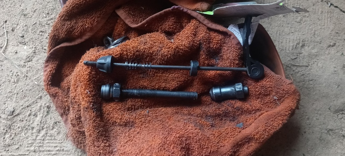 Фото задней оси и эксцентрика, который не давал вываливаться оси и подшипникам из втулки