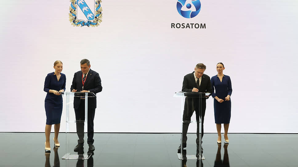Врио губернатора Курской области Александр Хинштейн (слева) и генеральный директор «Росатома» Алексей Лихачев (справа) подписывают соглашение на ПМЭФ-2025.📷Фото: правительство Курской области