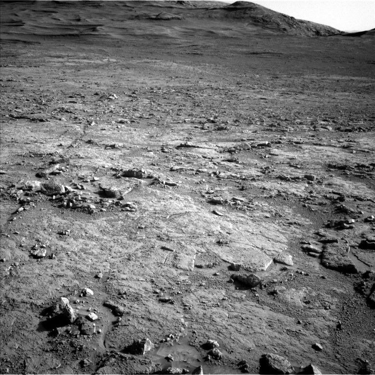     Curiosity сделал это изображение, «глядя» на юго-запад в сторону крупных структур в регионе «Уюни», с помощью своей левой навигационной камеры 15 июня 2025 года — на 4571-й сол или 4571-й марсианский день миссии.    
 Источник: NASA / JPL-Caltech