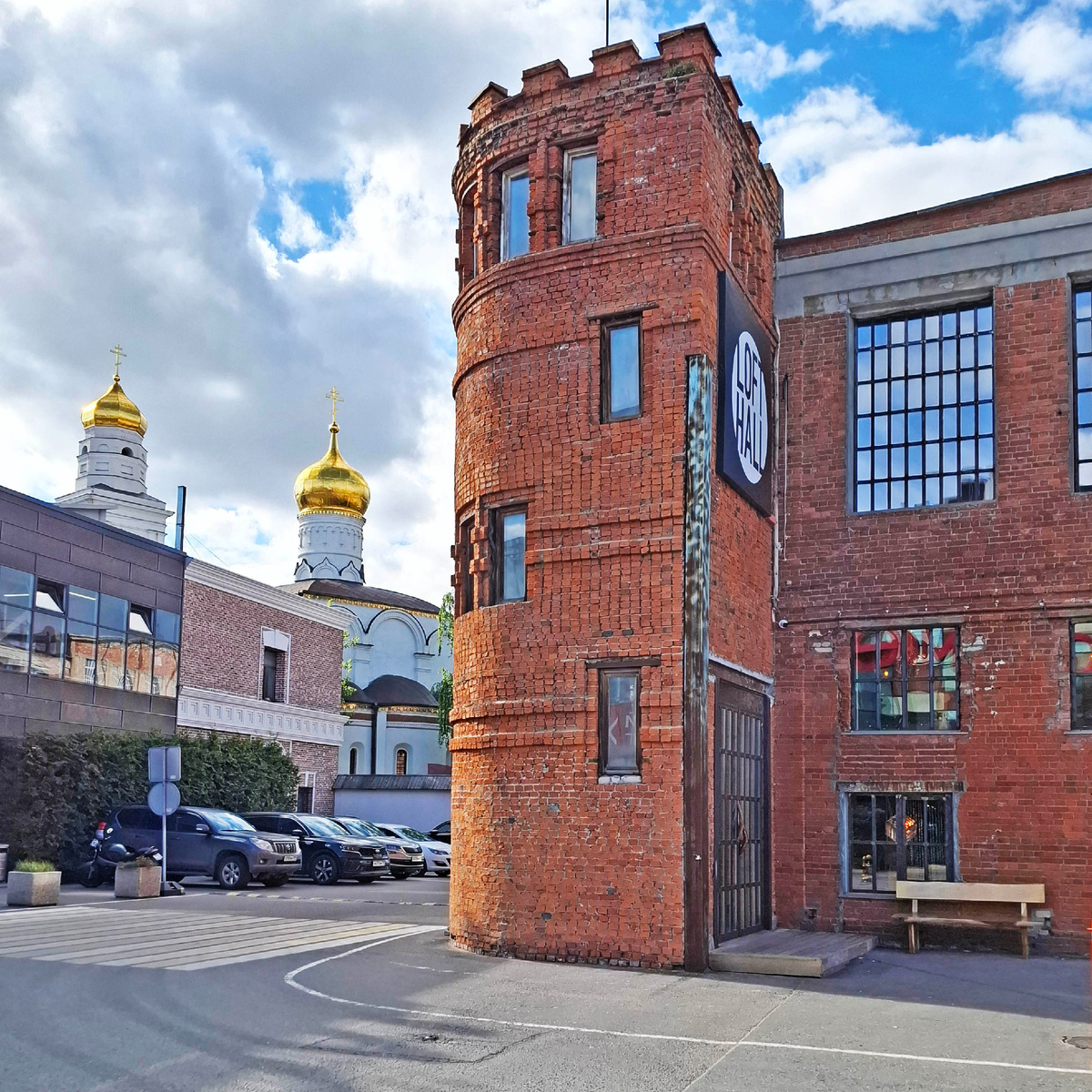 Вид на храм от похищенной Европы. Листайте карусель, покажу вам скульптуру во всей красе. Фото автора.